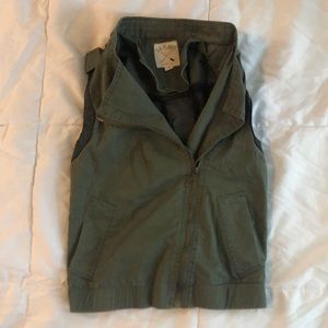 XS LA hearts army green vest with a mesh back!